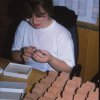 (1995)_Jitka Hovořáková při expedici symbolických cihliček dárcům přispívajícím na stavbu budovy v Líšni (1995)